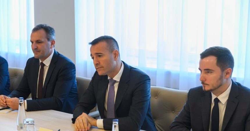 vyzyva druckera aby sa vyrovnal s konfliktom zaujmov v ktorom je tajomnik zsembera