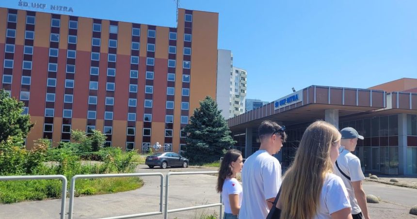 vzdialenost je dolezitejsia ako studijne vysledky vysokoskolaci zostali bez internatu a ziadaju zmenu kriterii