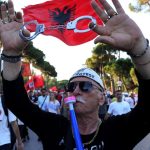 ziadaju koniec premiera albanci protestovali v ulich tirany uz 35 den po sebe