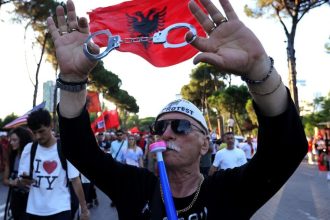 ziadaju koniec premiera albanci protestovali v ulich tirany uz 35 den po sebe