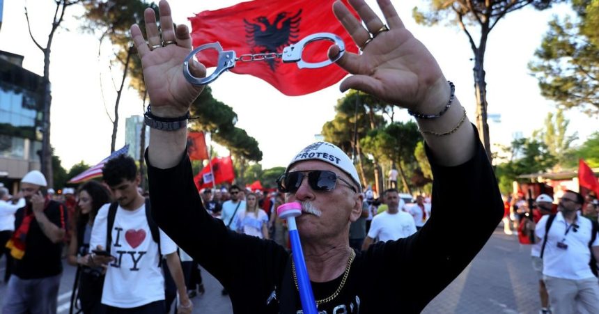 ziadaju koniec premiera albanci protestovali v ulich tirany uz 35 den po sebe