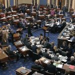 Americky senat schvalil kratkodobe financovanie uradov aby predisiel vypnutiu pred volbami do Kongresu