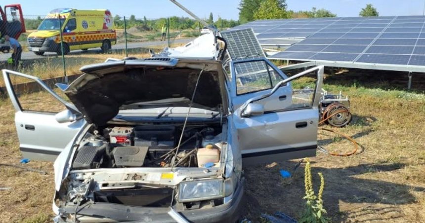 Auto zislo z cesty po nehode museli zakliesneneho vystrihnut skoncil v nemocnici