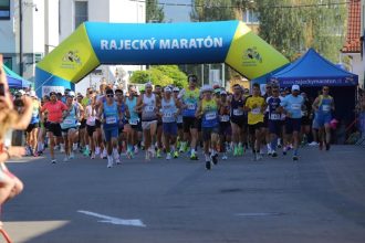 Bezal aj legendarneho Zdena Charu Rajeckeho maratonu sa zucastnili stovky pretekarov