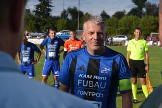 Karieru vymenil za vzdelanie hral s reprezentantmi Kapitanovi na konci tlieskali aj prvoligisti