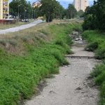 Koryto rieky Bodva v Moldave je bez vody mesto tuto situaciu vyuzilo na jeho vycistenie