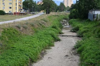 Koryto rieky Bodva v Moldave je bez vody mesto tuto situaciu vyuzilo na jeho vycistenie