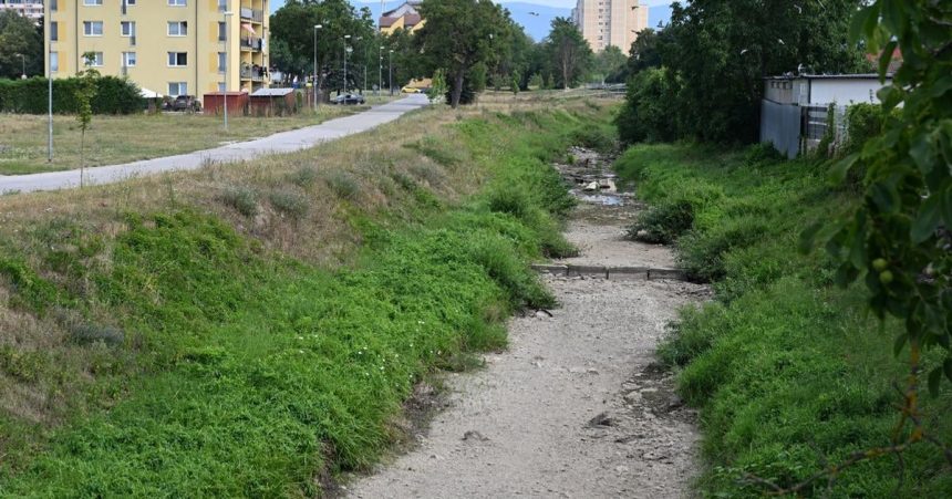 Koryto rieky Bodva v Moldave je bez vody mesto tuto situaciu vyuzilo na jeho vycistenie