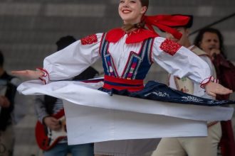 Len pre malo nadsencov je folklor aj sposobom obzivy vacsina mladych tancuje pre radost hovori folkloristka