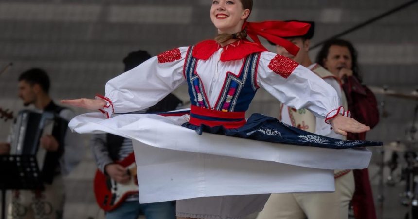 Len pre malo nadsencov je folklor aj sposobom obzivy vacsina mladych tancuje pre radost hovori folkloristka