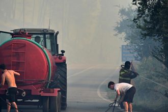Lesny poziar na greckom ostrove Skyros ohrozil obyvane oblasti