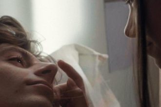 Nedavno bojoval na lade teraz bojuje o lasku Adam Kubala vo filme Milovnik nie bojovnik