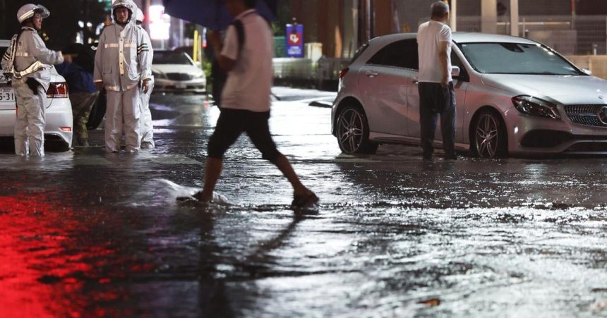 Okolie Tokia postihli privalove dazde a povodne Najmenej jedna osoba prisla o zivot