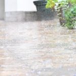 Po umornych horucavach prisli burky Z vychodu hlasia intenzivne zrazky hrozia aj zaplavy