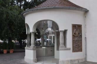 Preglejka z Urbanovej veze zmizla Sklenene dvere museli po prasknuti zamku a vetre vyrobit znova
