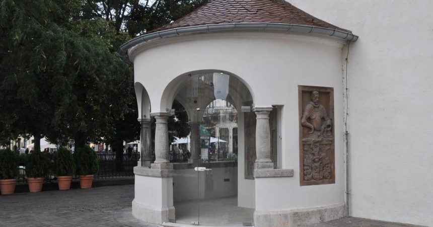 Preglejka z Urbanovej veze zmizla Sklenene dvere museli po prasknuti zamku a vetre vyrobit znova