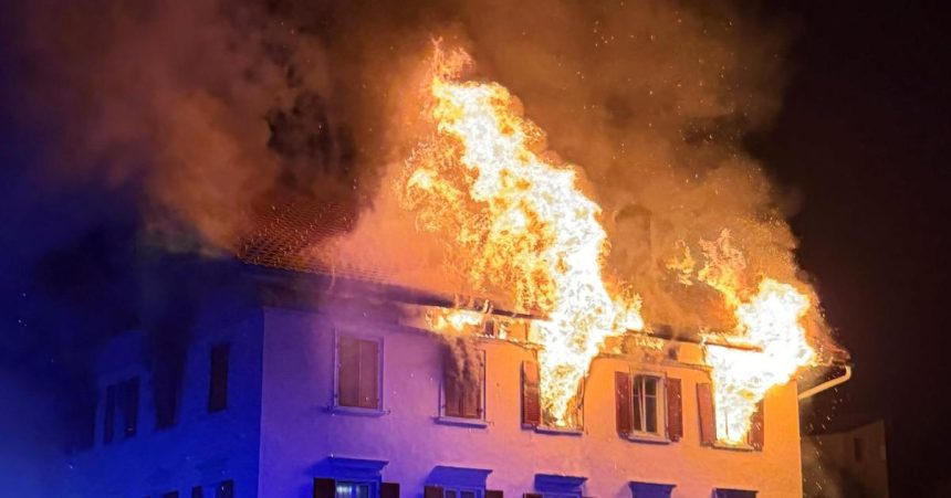 Pri poziari v bytovom dome vo svajciarskom meste Thusis prisli o zivot dvaja ludia