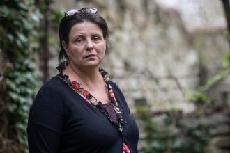 Priviazani k radiatoru autorka Veronika Sikulova