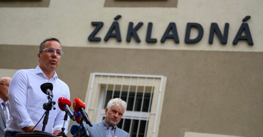 Rezort prace pripravuje balik opatreni proti zaskolactvu Sprisnit chce aj pravidla pre socialne davky