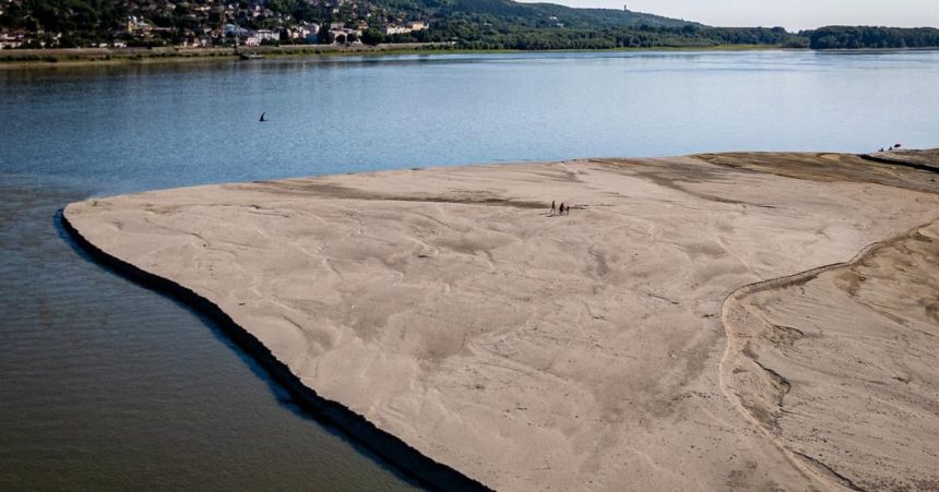 Rumunska armada presmeruje cast toku Dunaja k jadrovej elektrarni odstrelom