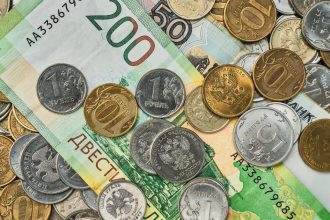 Rusi masovo vyberaju peniaze z banku Vysokym urokom a tvrdeniam o dobrej kondicii neveria