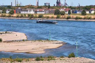 Ryn klesol na rekordne nizku uroven poskodzuje to priemyselnu vyrobu