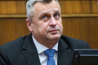 SNS navrhne pravomoc parlamentu odnat statne vyznamenanie