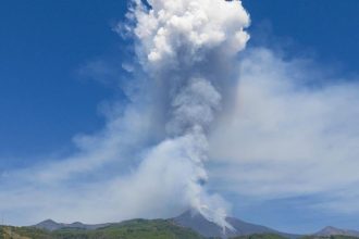 Sopka Etna obmedzila prevadzku letiska v Catania