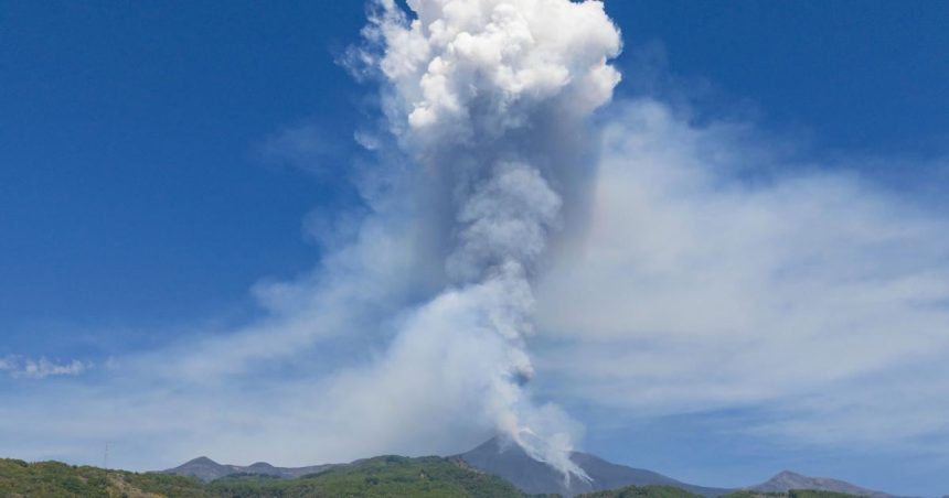 Sopka Etna obmedzila prevadzku letiska v Catania