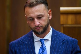 Sutaj Estok chcel oznamit navrh na zmenu ustavy na tlacovu konferenciu napokon neprisiel
