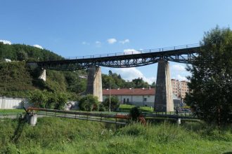 Technicky skvost hornej Nitry podmieneny celou vojna ho takmer znicila Vlaky sa na n vratili uz o dva mesiace