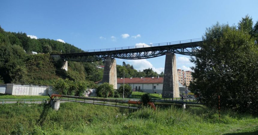 Technicky skvost hornej Nitry podmieneny celou vojna ho takmer znicila Vlaky sa na n vratili uz o dva mesiace