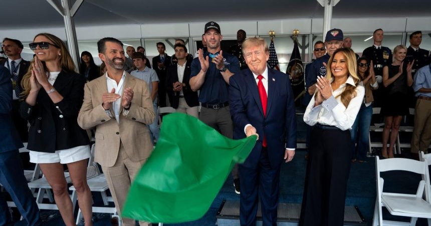 Trump odstartoval preteky IndyCar v centre Washingtonu nariadil ich usporiadat pri prilezitosti oslav vyrocia vzniku USA