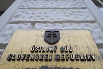 Ustavny sud podal prejudicialnu otazku na Eurosky sudny dvor ktora sa tyka manzelstiev osob rovnakeho pohlavia