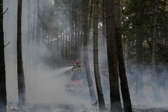 V Chorvatsku evakuovali obec Lokva Rogoznica ohrozenu lesnym poziarom