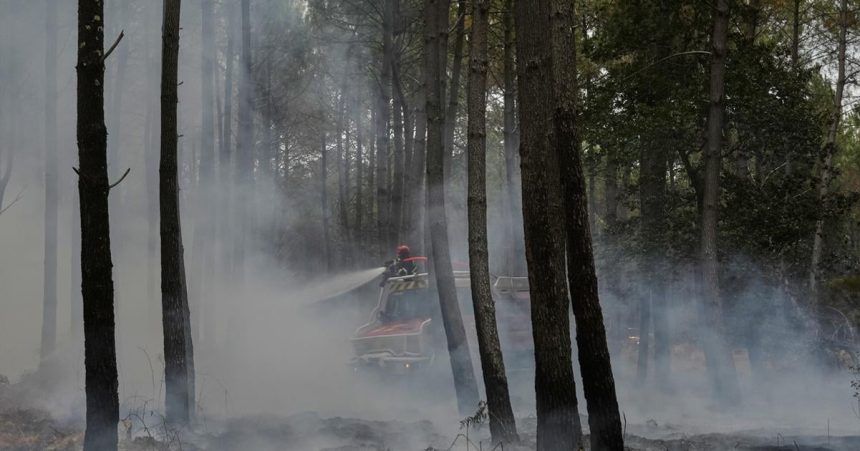 V Chorvatsku evakuovali obec Lokva Rogoznica ohrozenu lesnym poziarom
