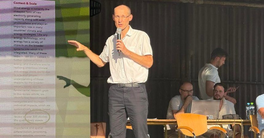 jedna dedina sedem turbin a otazka ktora rozdeluje obyvatelov preco prave my pytaju sa