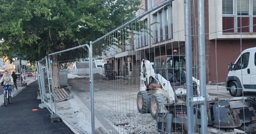 Asfalt v centre nahradí dlažba, vrátili sa archeológovia