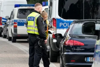 Autobus s turistami sa zrútil pri zjazde do doliny, hlásia zranených