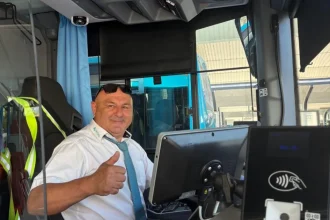 Autobus sa nabíja v noci, prejde tristo kilometrov. Vodič musí fúkať, inak nenaštartuje