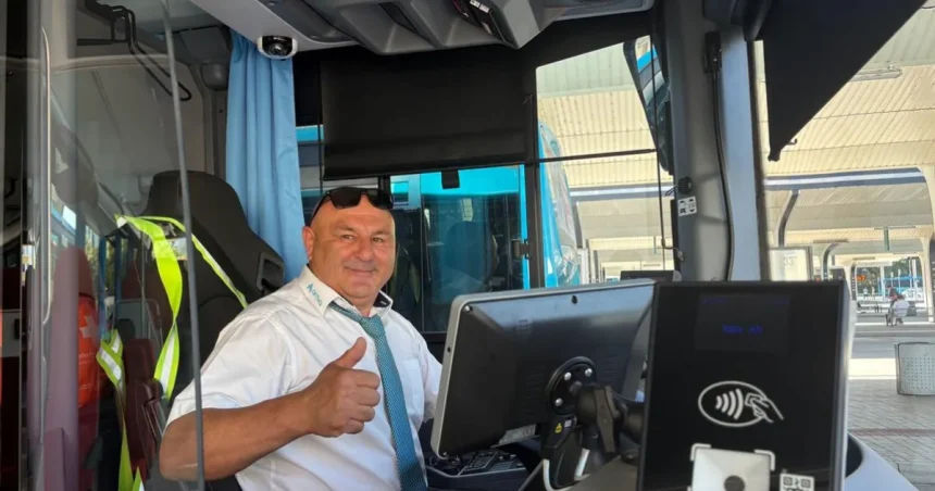 Autobus sa nabíja v noci, prejde tristo kilometrov. Vodič musí fúkať, inak nenaštartuje