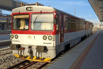 Autobusy dokážu nahradiť vlaky aj mimo výluk