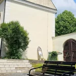 Bojnice obnovujú nádvorie knižnice. Projekt za 280-tisíc eur prinesie letnú čitáreň