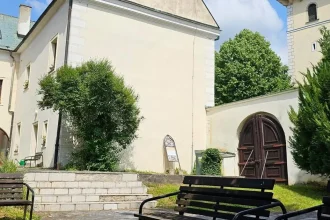 Bojnice obnovujú nádvorie knižnice. Projekt za 280-tisíc eur prinesie letnú čitáreň