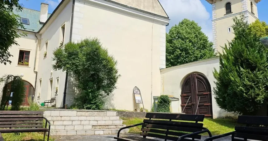 Bojnice obnovujú nádvorie knižnice. Projekt za 280-tisíc eur prinesie letnú čitáreň