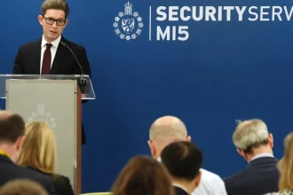 Britská kontrarozviedka MI5 varovala vedcov pred rizikami