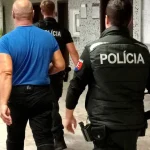 Bývalému partnerovi našli v spálni špionážnu kameru, obvinili ho a skončil vo väzbe