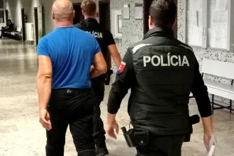 Bývalému partnerovi našli v spálni špionážnu kameru, obvinili ho a skončil vo väzbe