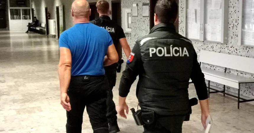 Bývalému partnerovi našli v spálni špionážnu kameru, obvinili ho a skončil vo väzbe