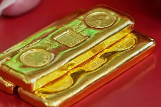 Cena zlata pokračuje v poklese, investori sledujú ďalší vývoj na trhoch
